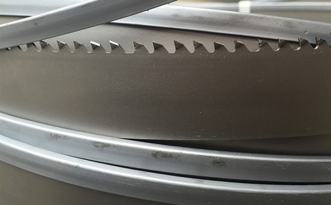 遵义为何在切割硬度高的钛合金材料时需要将带锯条切削液的浓度加高？