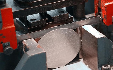 遵义双金属带锯条牙齿碎裂或折断的原因是什么？