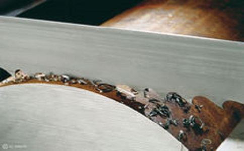 遵义带锯床线速度设定过高，为什么会导致带锯条齿尖发热加速锯条的磨损？